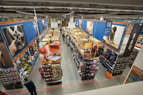 Birçok diy ve diğer ekipmanlarla OBI süpermarketinin en üst görüntüsü 