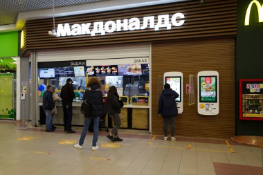 Alışveriş merkezindeki McDonald 's fast food restoranının manzarası