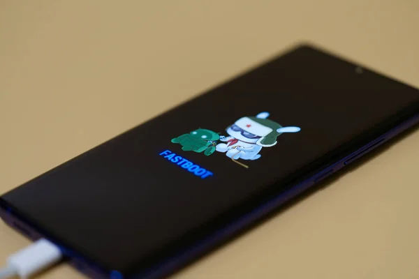 Xiaomi mi note 10 lite boot screen with fastboot logos on it — ストック写真