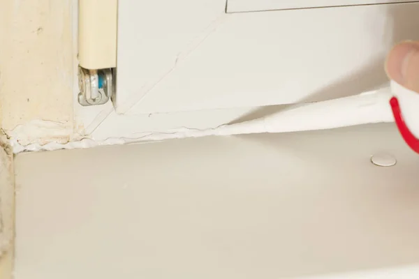Silikon dolgunun aktığı nozül, aradaki boşluğu kapatır