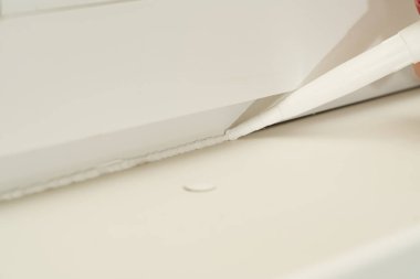 Silikon dolgunun aktığı nozül, aradaki boşluğu kapatır