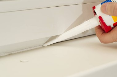 Silikon dolgunun aktığı nozül, aradaki boşluğu kapatır