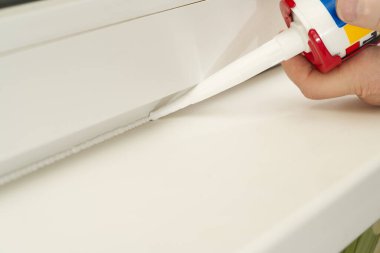 Silikon dolgunun aktığı nozül, aradaki boşluğu kapatır