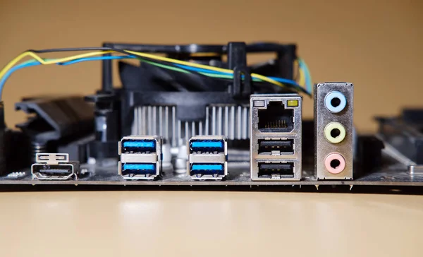 Verwendet moderne Motherboard-Rückseite mit Audio, USB, HDMI lizenzfreie Stockbilder