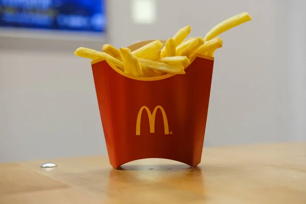 McDonalds kentang goreng di daerah makanan cepat saji mal — Stok Foto