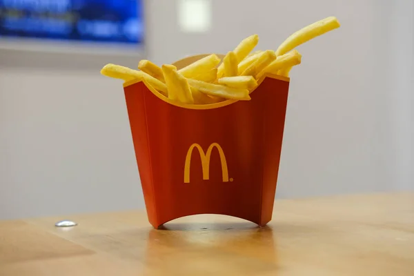 McDonald 's alışveriş merkezinin fast food bölgesinde patates kızartması.