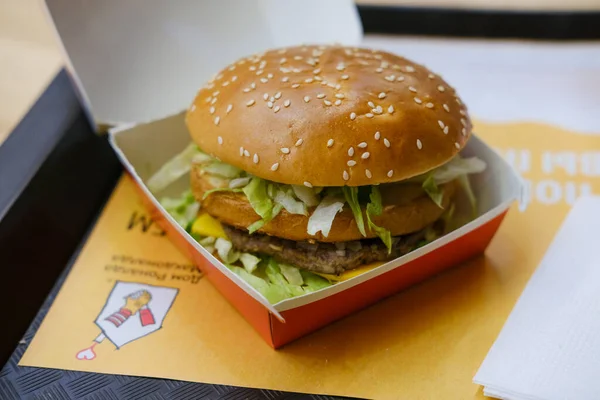 McDonalds большой макароны гамбургер в районе быстрого питания торгового центра — стоковое фото