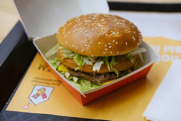 McDonald 's Big Mac Burger alışveriş merkezinin fast food bölgesinde.