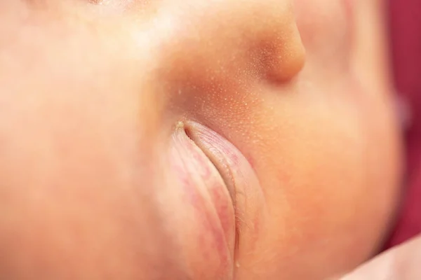 Новорожденный ребенок крупным планом, вид сверху неглубокая глубина резкости — стоковое фото