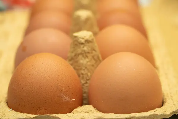Několik žlutých vajíček v zásobníku zavřít — Stock fotografie