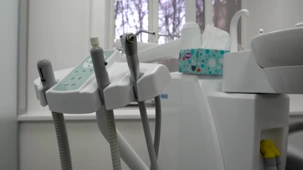 Tandartsgereedschap. Tandheelkundige gezondheidszorg. 4K langzame glijbaan of flycam — Stockvideo