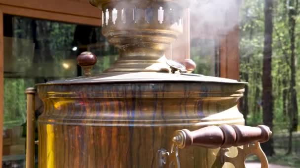 Samovar de aço russo fervente com vapor, pronto para cerimônia de chá — Vídeo de Stock