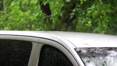 Yoğun bir yağmurdu, hava bulutluydu.