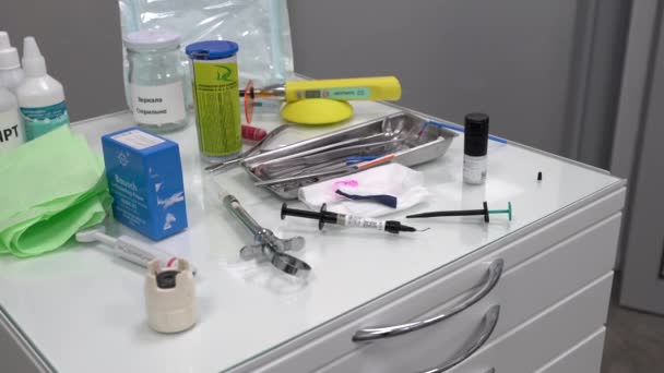 Herramientas de mesa para dentistas. Salud dental. 4K diapositiva o flycam video — Vídeo de stock