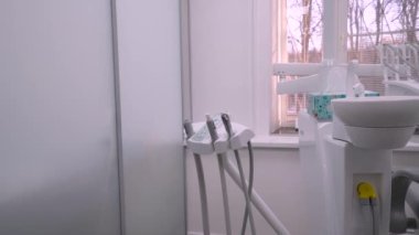 Dişçi masa aletleri. Diş sağlığı hizmetleri. 4K yavaş kayma veya uçan kamera