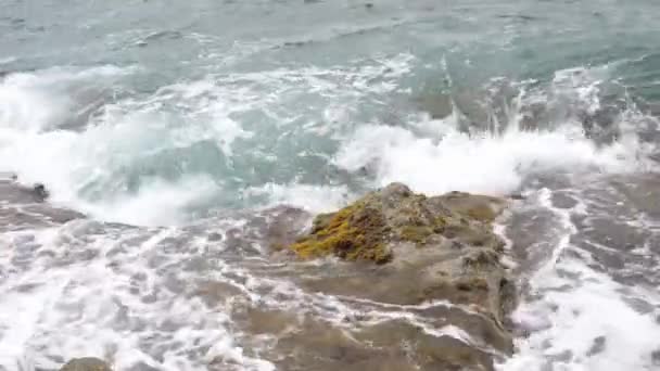 Onde marine che si infrangono su rocce vicino alla costa — Video Stock