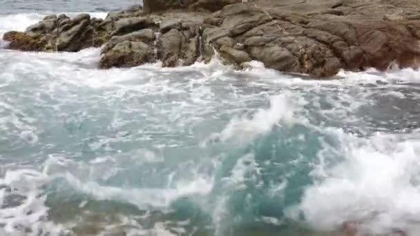 Olas marinas que se estrellan sobre rocas cerca de la costa — Vídeos de Stock