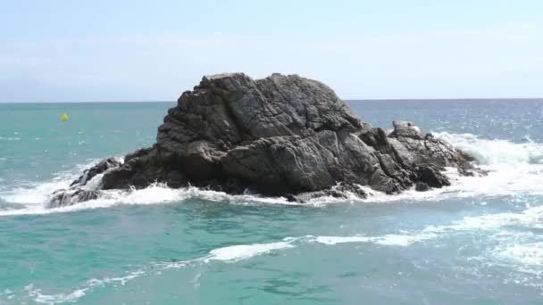 Vagues de mer s'écrasant sur les rochers près du littoral — Video