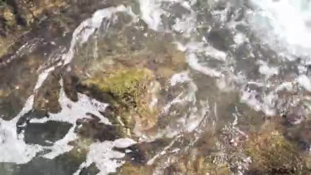 Vagues de mer s'écrasant sur les rochers près du littoral — Video