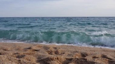 Deniz dalgaları kumsala vurur akşamları, ön manzara