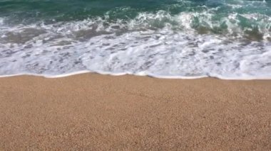 Deniz dalgaları kumsala vurur akşamları, ön manzara