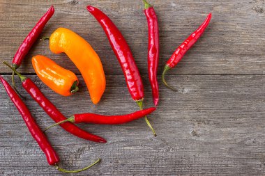 Eski ahşap masada kırmızı kırmızı kırmızı biber