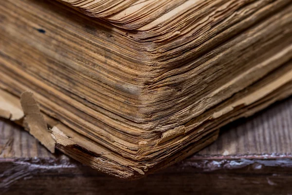 Oude boeken in een grunge-stijl op een houten tafel — Stockfoto