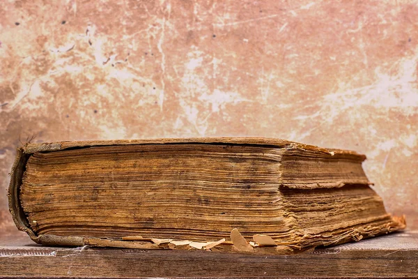 Старовинна книга в гранжевому стилі — стокове фото
