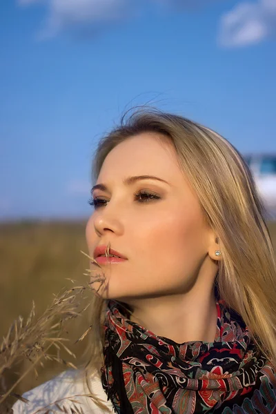 Porträt einer jungen Frau mit blauem Himmel auf dem Hintergrund — Stockfoto