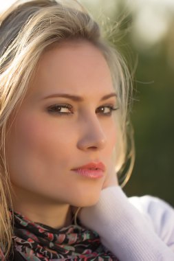 Güzel bir genç kadının portresi.