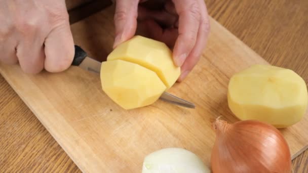 Vi skär potatis — Stockvideo