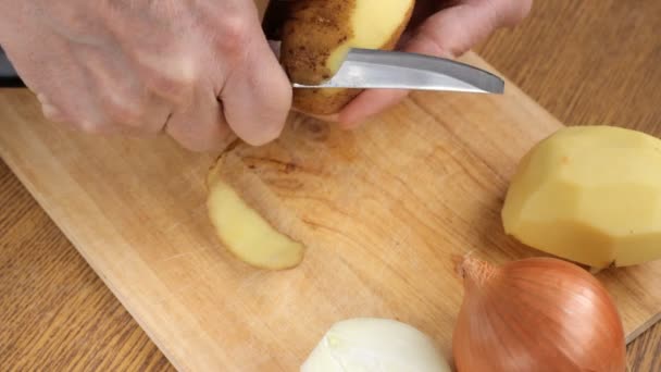 Cook peeling potatoes close up — Stock Video