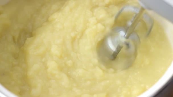 Voorbereiding van aardappelpuree met een mixer — Stockvideo