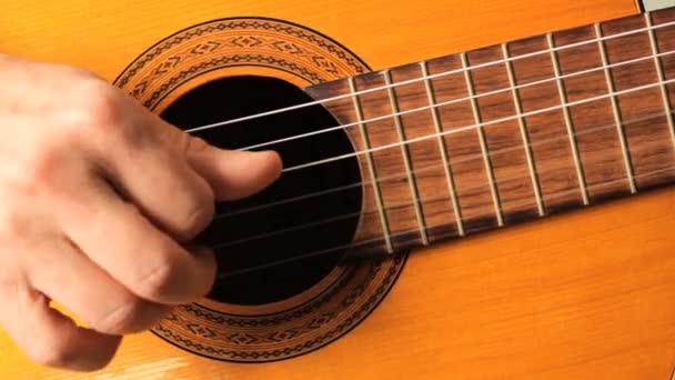 Siyah akustik gitar çalmak, yakın atış — Stok video