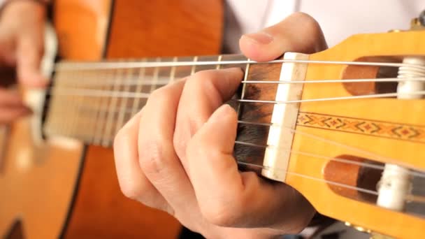 Mano del hombre tocando la guitarra — Vídeos de Stock