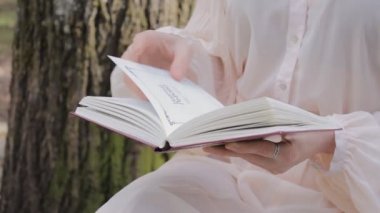 Statik bir kitap kız