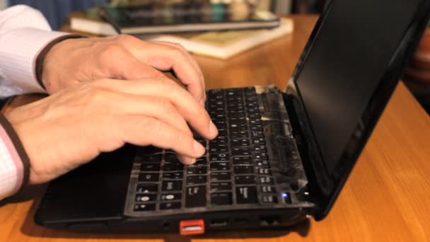 Mann tippte etwas in seinen Laptop — Stockvideo