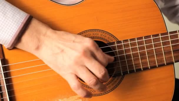 Homem tocando guitarra de perto — Vídeo de Stock