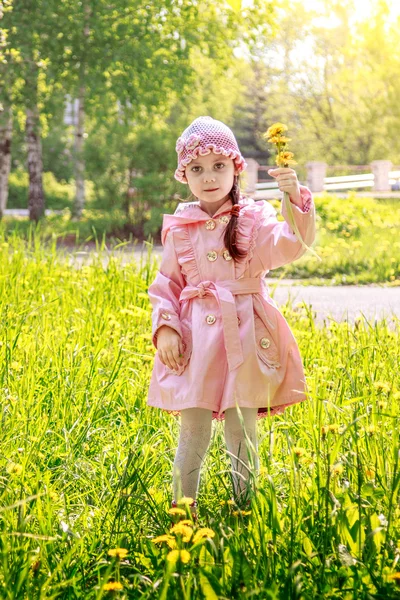 Portrait of cute little girl in nature — Stock Photo, Image