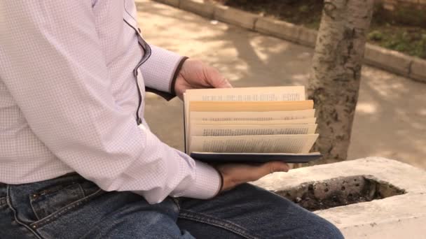 Man bläddrade igenom sidorna i en bok — Stockvideo