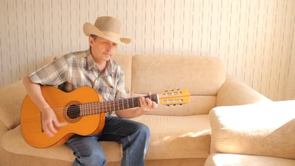 Человек, играющий на классической гитаре — стоковое видео