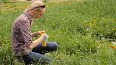 Bir kadın karahindiba çelenk örgüleri