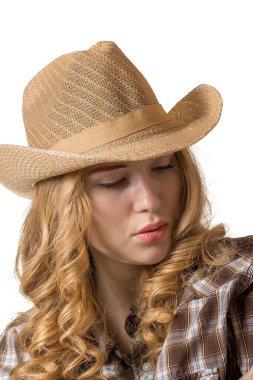 kovboy şapkalı bir genç bayan