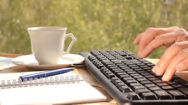Введення рук на клавіатурі — стокове відео