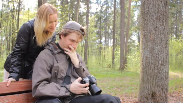 Fotograf i fotomodelki wyglądają wynik fotografowania — Wideo stockowe