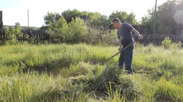 Dorpsbewoner maait het gras in uw hand — Stockvideo