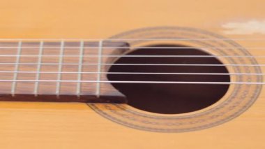 beyaz zemin üzerinde klasik gitar