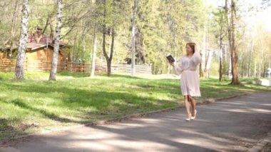 Genç Kız parkta yürüyüş