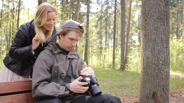 Фотограф і фотомодель дивіться результат зйомки — стокове відео