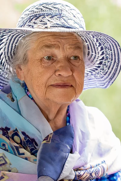 Hasır Şapkalı yaşlı bir kadın